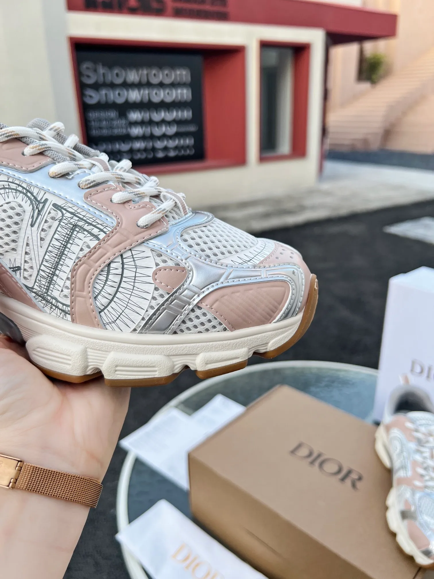 👟👟Ex-factory price 600👟👟 High version couple model🍸 Dior Dior | 2024 ˢˢDilraba, many stars have the same style. L’s 2024 spring and summer new products. The latest popular Chrono series, thick-soled mesh color-blocking running shoes, dad shoes, casual sports shoes series〰 Original purchase, development and production👍🏻This Dior Chrono sneaker is made of white and black mesh fabric with leather effect panels. The CD logo on both sides, the star patch on the tongue and the Dior logo on the heel, many details highlight the style. The two-tone laces, lightweight sole and star embellishment allow for a casual look all year round, complementing a variety of casual or elegant pieces. ♺Upper: Original imported first-layer cowhide + mesh ♺Inner lining: Original customized breathable lining ♺Outsole: Original molded EVA super light and super soft outsole ♺Heel height: 4.5cm ♺Size: Female 35-41 Male 39-45 (Female 40.41 Male 45 customized)